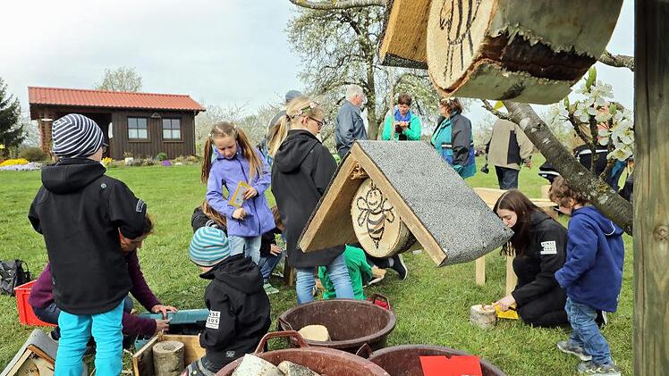 Die "Frechen Früchtchen" sind die Kindergruppe des Obst- und Gartenbauvereins Priesendorf. Hier basteln sie Bienenhotels.