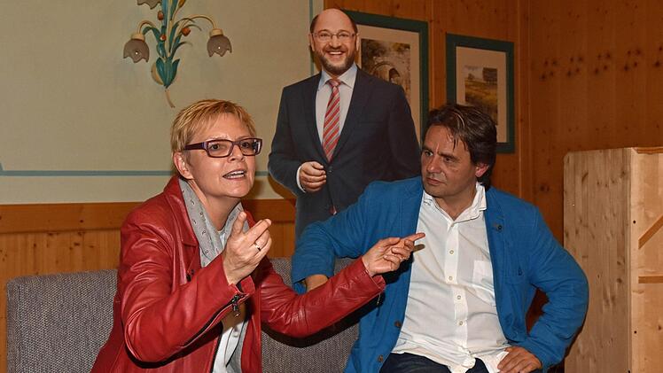 Lebhaft diskutierte die Bundestagsabgeordnete Sabine Dittmar (SPD) mit dem Schulz-Biograf Manfred Otzelberger.