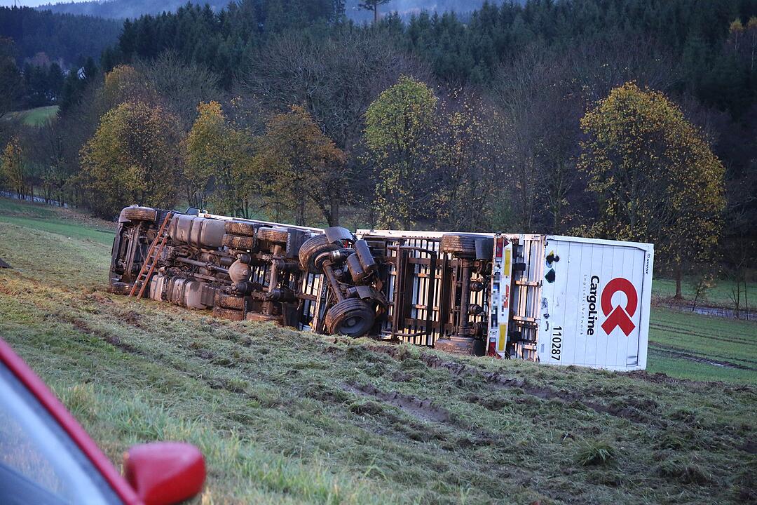 Lkw in Oberfranken kippt um - Fahrer eingeklemmt