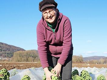 Christina Böck aus Rothenbühl erntet auf einem Feld die späten Rosenkohlsorten.  Foto: Franziska Rieger