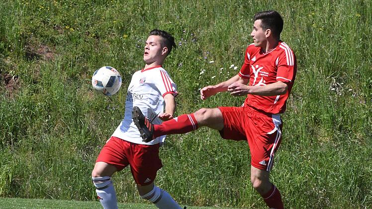 Brust oder Bein: Obererthals Luca Biemüller (links) streitet sich ums Spielgerät mit Schondras Spielführer Tizian Rölling.Hopf