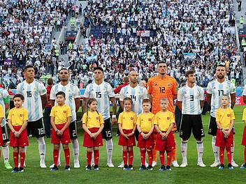 Ein Gänsehautmoment: Kurz vor Anpfiff des WM-Spiels werden die Nationalhymnen  beider Mannschaften eingespielt. Doch warum bleiben die Lippen der argentinischen Nationalspieler geschlossen? Foto: Yang Lei/xinhua/dpa