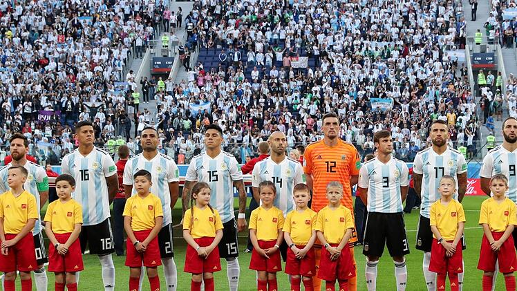 Ein Gänsehautmoment: Kurz vor Anpfiff des WM-Spiels werden die Nationalhymnen  beider Mannschaften eingespielt. Doch warum bleiben die Lippen der argentinischen Nationalspieler geschlossen? Foto: Yang Lei/xinhua/dpa