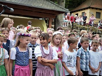 Mit verschiedenen Liedvorträgen unterhielten die Kasendorfer Buben und Mädchen die Festbesucher. Fotos: Werner Reißaus