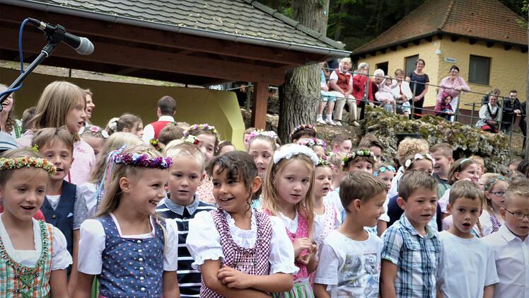 Mit verschiedenen Liedvorträgen unterhielten die Kasendorfer Buben und Mädchen die Festbesucher. Fotos: Werner Reißaus