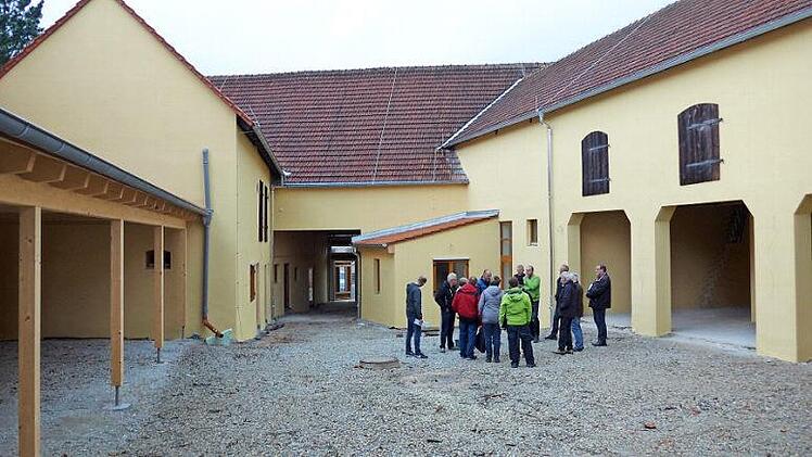 Der Gemeinderat bei der Besichtigung der Herzogscheune: Im Innenhof fehlen noch der Bodenbelag und die Beleuchtung. Foto: Richard Reiser