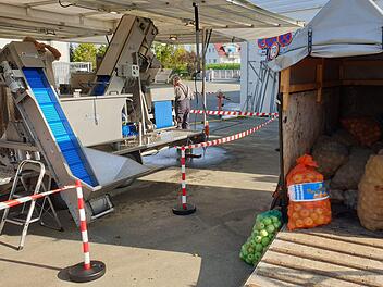 Die kurzen Wege von der Anlieferung des Obstes zur automatisierten Fördertechnik der mobilen Obstpresse sprechen für neue kundenfreundliche Anlage. Foto: Martin Albert