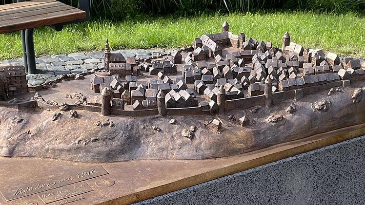 Die Künstlerin Heike Metz schuf mit dem Stadtmodell von Löhnberg ein neues Kunstwerk. Ein Jahr arbeitete sie daran. Es steht im dortigen Heimauer Park.