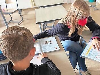 Lehramtsstudentinnen unterstützen die Schüler mit den größten Defiziten.