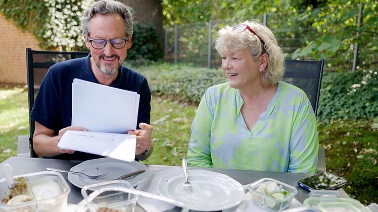 Typ-2-Diabetikerin Ingrid Kinnen zeigt Hirschhausen ihre guten Blutzuckerwerte. Sie verzichtet auf Kohlenhydrate und Zucker und hat es so geschafft, nach ihrem Insulinmangel wegzukommen von Insulinspritzen.