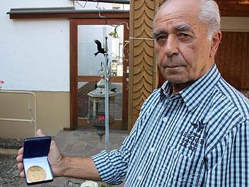 Adolf Geuß mit der goldenen Stadtmedaille, die ihm heuer für seine jahrzehntelange Mitarbeit in der Lokalpolitik verliehen wurde. Foto: Bastian Girg
