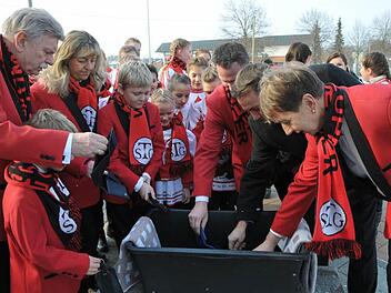 Nach altem Glauben soll das Geldbeutelwaschen neues Geld in die Börsen spülen. Fotos: Roland Meister