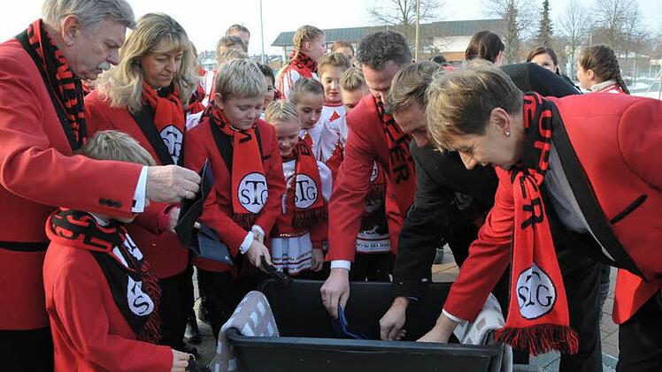 Nach altem Glauben soll das Geldbeutelwaschen neues Geld in die Börsen spülen. Fotos: Roland Meister