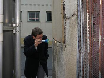 Was da alles drin steckt: Bürgermeister Tobias Ehrlich führt gleich in das Innere des "Goldenen Löwen".