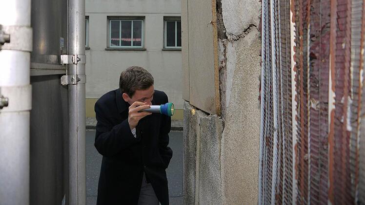 Was da alles drin steckt: Bürgermeister Tobias Ehrlich führt gleich in das Innere des "Goldenen Löwen".