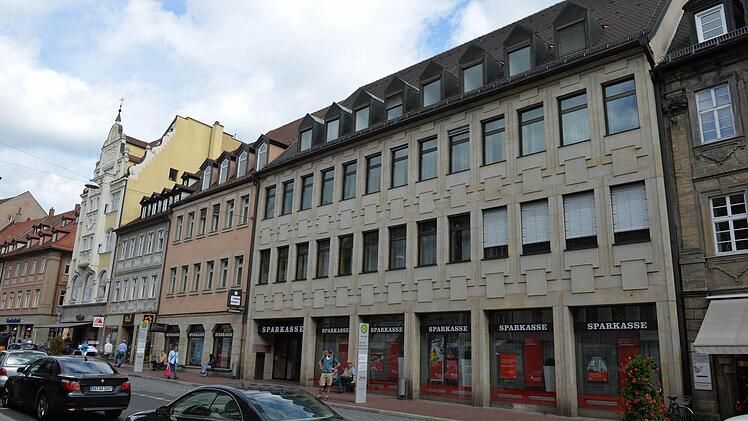 Das Sparkassengebäude in der Langen Straße steht inzwischen leer. Es wäre Teil eines "Quartiers an der Stadtmauer", wie das Projekt Citypassage inzwischen offiziell heißt. Foto: Ronald Rinklef