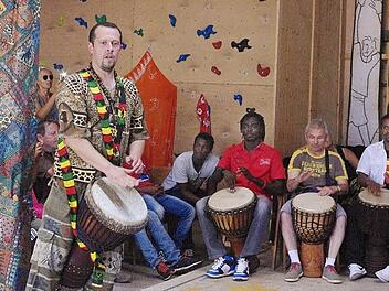 Adam Michnik zeigte den Workshopteilnehmern, wie man die Djembe schlägt.  Foto: Heike Schülein