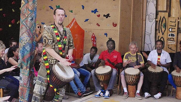 Adam Michnik zeigte den Workshopteilnehmern, wie man die Djembe schlägt.  Foto: Heike Schülein