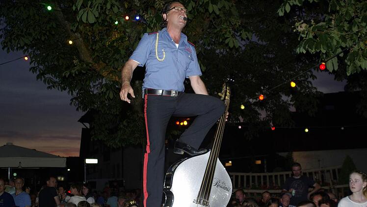 Bernardo von den Rossinis spielt schon mal - auf dem Bass stehend - sein Instrument auf dem Tisch der Zuhörer. Foto: Winfried Ehling