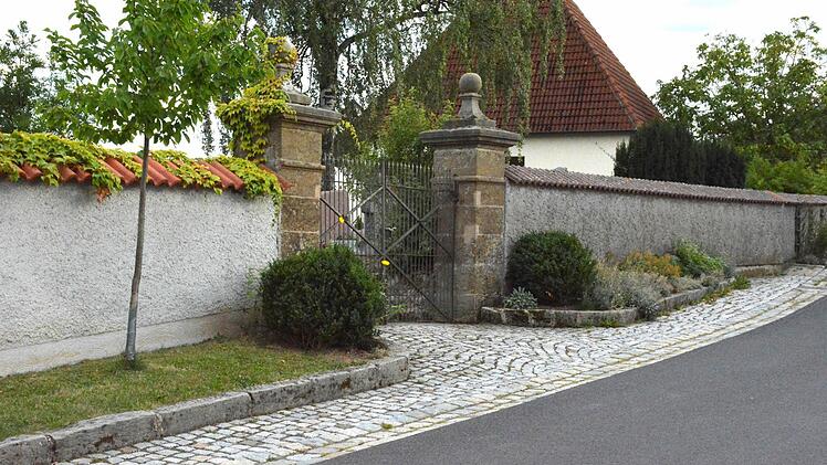 Bei der Umgestaltung des Friedhofes in Altenstein soll auch das Eingangstor ausgewechselt werden.  Foto: Gerhard Schmidt