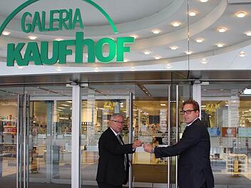 Schlüsselübergabe am Haupteingang: Klaus-Peter Kempf (links) tritt die Nachfolge von Klaus Peter Münstermann an. Foto: Ulrike Nauer