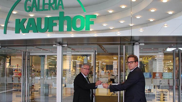 Schlüsselübergabe am Haupteingang: Klaus-Peter Kempf (links) tritt die Nachfolge von Klaus Peter Münstermann an. Foto: Ulrike Nauer