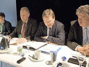 Regierungspr&auml;sidentin Heidrun Piwernitz, Landrat Karl D&ouml;hler aus Wunsiedel, Johannes Keller vom Bayerischen Landkreistag und Landrat Klaus Peter S&ouml;llner aus Kulmbach (von links) stellen die Ergebnisse der Landr&auml;tetagung vor. Foto: Werner Rei&szlig;aus