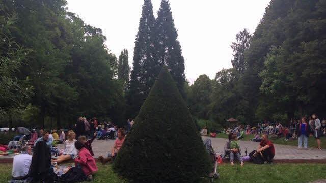 Rund um das Festivalgelände hatten jede Menge Zaungäste Picknick-Decken und -Körbe mitgebracht. Foto: Kerstin Väth