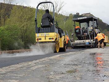 Die Maschine asphaltiert die Seitenränder zwischen Brücke und Lagerkreuzung. Foto: Arkadius Guzy
