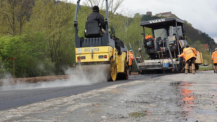 Die Maschine asphaltiert die Seitenränder zwischen Brücke und Lagerkreuzung. Foto: Arkadius Guzy
