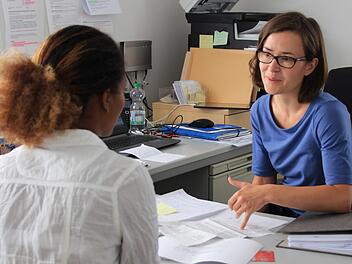 Aufklärung und Hilfe bekommen die Flüchtlinge im Büro von Carolin Koch (rechts) am Lappacher Weg in Höchstadt. Foto: Andreas Dorsch