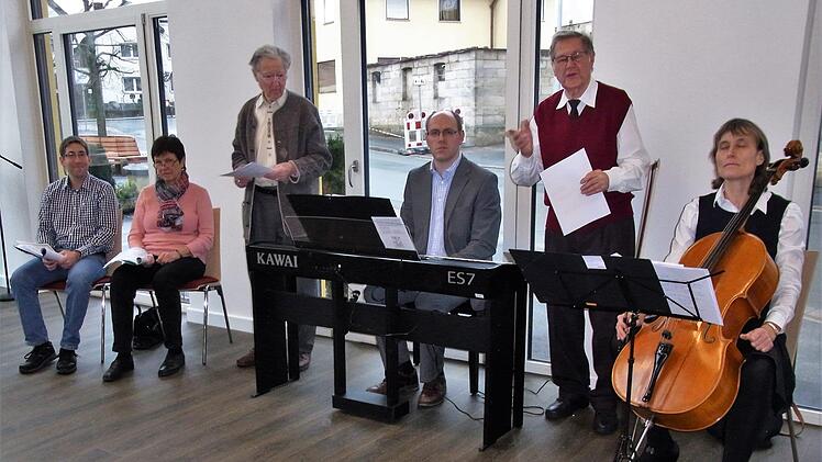 Die Musiker im neuen Gemeindehaus Foto: Karin Riechelmann