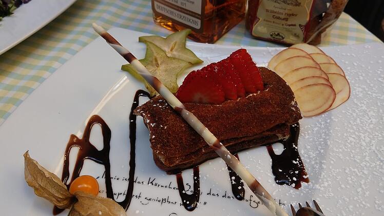 Philipp Schön (Foto oben, links) und Markus Steller präsentieren Bratwurstsalat und Kloß mit Roulade. Zum Nachtisch gibt's Tiramisu mit Coburger Schmätzchen, fein geraspelt aufgestreut. Fotos: Simone Bastian