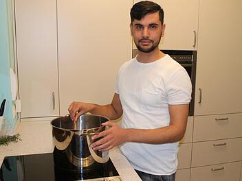 Ahmadallah Sultani floh aus Angst vor der Taliban nach Deutschland. Mit seiner Leidenschaft, dem Kochen, will er etwas zur&uuml;ckgeben. Foto: Jannik Reutlinger