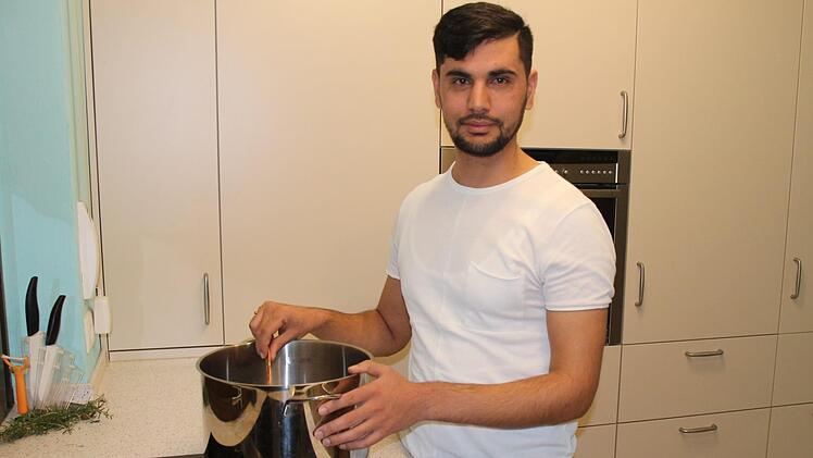Ahmadallah Sultani floh aus Angst vor der Taliban nach Deutschland. Mit seiner Leidenschaft, dem Kochen, will er etwas zur&uuml;ckgeben. Foto: Jannik Reutlinger