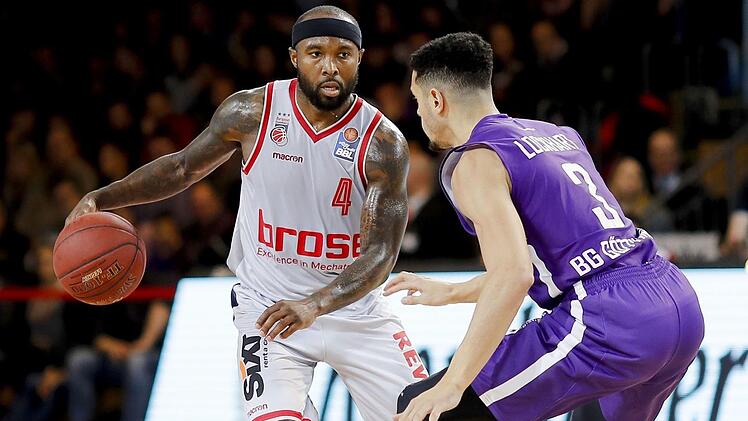 Tyrese Rice war in den beiden bisherigen Duellen mit den Göttingern bester Bamberger Werfer. Zum 83:64-Sieg im Pokal-Viertelfinale steuerte er 14 Punkte bei, zum 78:77-Erfolg im Bundesliga-Hinspiel 19 Zähler. Hier stellt sich Nationalspieler Dominic Lockhart dem Brose-Aufbauspieler in den Weg. Foto: Daniel Löb