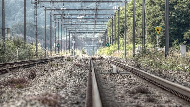 Die 77-jährige Frau stand zwischen dem Gleis und der Lärmschutzwand. Ein aufmerksamer Zugführer bemerkte die Rentnerin am frühen Freitagmorgen (29. März 2019). Symbolbild: pixel2013/pixabay.com