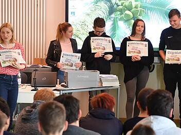 Vielfältige und freie Presse schützt die Demokratie: Klartext-Redakteurin Isabelle Epplé (links) spricht mit Schülern der Mittelschule Frensdorf-Pettstadt über die Relevanz der Medien in der heutigen Zeit. Foto: Ronald Rinklef
