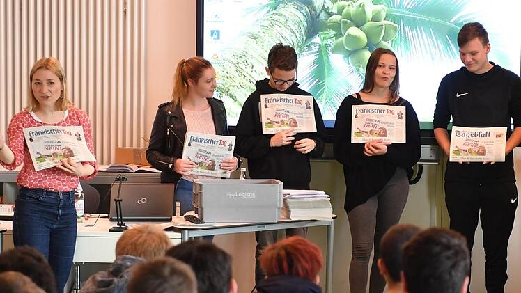Vielfältige und freie Presse schützt die Demokratie: Klartext-Redakteurin Isabelle Epplé (links) spricht mit Schülern der Mittelschule Frensdorf-Pettstadt über die Relevanz der Medien in der heutigen Zeit. Foto: Ronald Rinklef