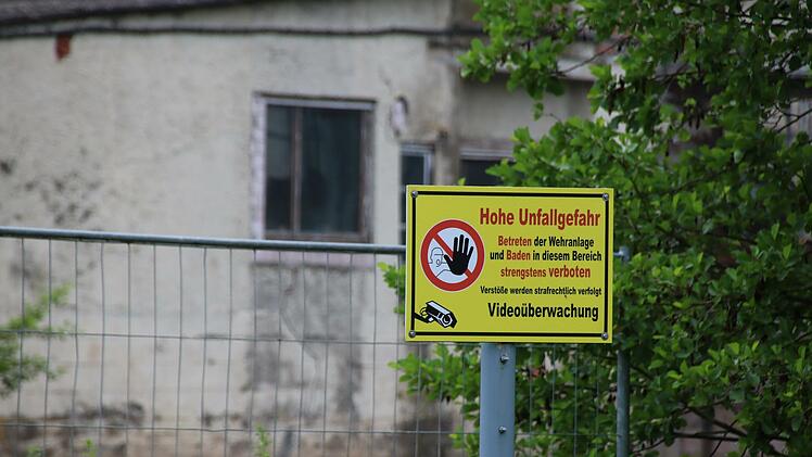 Warnschilder gab es an der Wehranlage der Kemmermühle schon länger, allerdings war das Verbot bisher rechtlich nicht durchsetzbar. Das soll sich nun mit einer neuen Verordnung ändern.
