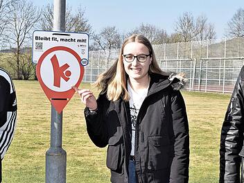 Die junge Sophie deutet es an, im Schul- und Sportzentrum von Altenkunstadt ist in Kooperation mit dem Deutschen Turnerbund ein neues Bewegungsangebot durch den TV Altenkunstadt entstanden; im Bild mit dem Vorsitzenden des Turnvereins, Reiner Kremer, und Erstem Bürgermeister Robert Hümmer, die diesen Parcours offiziell eröffneten.