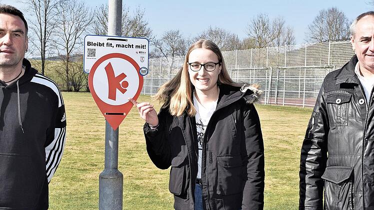 Die junge Sophie deutet es an, im Schul- und Sportzentrum von Altenkunstadt ist in Kooperation mit dem Deutschen Turnerbund ein neues Bewegungsangebot durch den TV Altenkunstadt entstanden; im Bild mit dem Vorsitzenden des Turnvereins, Reiner Kremer, und Erstem Bürgermeister Robert Hümmer, die diesen Parcours offiziell eröffneten.