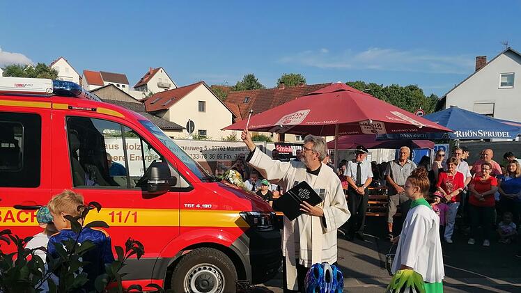 Pater Rudolf Götz (OSA) segnete das neue Mehrzweckfahrzeug der Wehr. Foto: Matthias Nöth