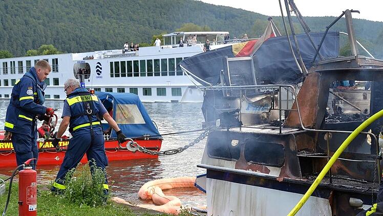 Lohr am Main: Motoryacht geht in Flammen auf - Besatzung muss evakuiert werden
