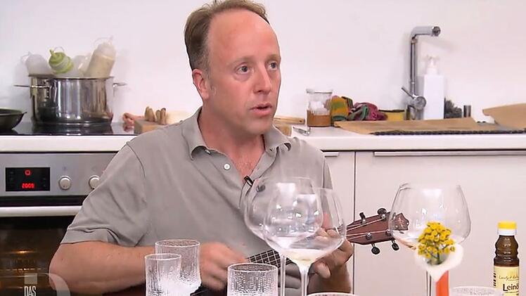 "Somewhere over the Rainbow" singt und spielt Nico als Zwischengang auf der Ukulele.
