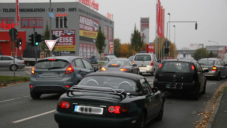 In der Kulmbacher Mittelau wird ab sofort wegen der Eröffnung des Media-Marktes der Verkehr neu geregelt. Foto: Sonja Adam