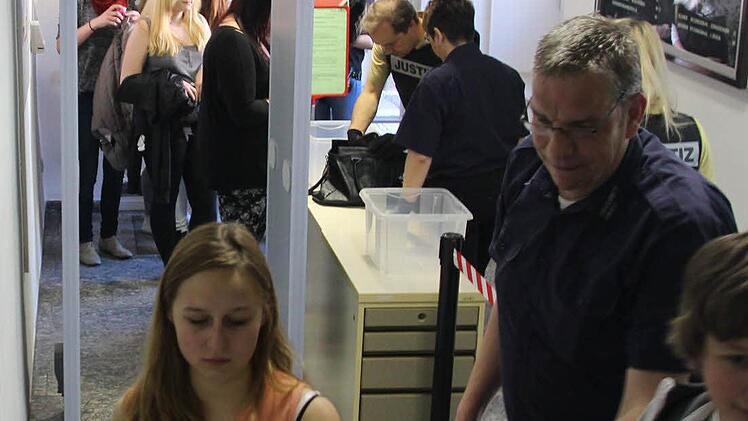 Hinter dem Metalldetektor bekamen die Realschüler ihre persönlichen Gegenstände zurück. Foto: Marco Meißner