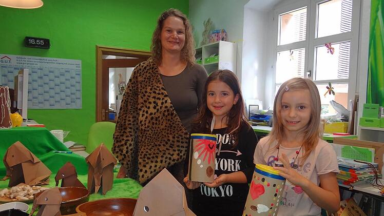 "Alles in der Steinzeit war toll", so das Fazit von Alexia (Mitte) und Hanna (rechts). Andrea Bols beeindruckte die Kinder mit ihrem Fellumhang. Auch über das Buffet wachten die Mammuts und die selbstgebackenen Knochen schmeckten den Kindern ausgezeichnet.
