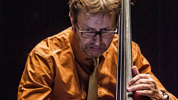 Das Hildegard Pohl Trio begeisterte das Coburger Publikum mit seinem Gastspiel beim "Verein". Am Kontrabass: Norbert -Meyer-Venus.Foto: Jochen Berger