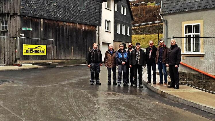 Von links Ludwig Söllner, Hans Eichhorn, Wolfgang Hähnlein, Ralf Bergmann, Rene Karl, Richard Eichhorn (alle Firma Eichhorn), Udo Madewitz (HTS-Plan), Erster Bürgermeister Timo Ehrhardt Foto: privat